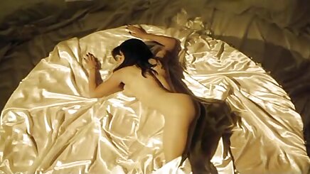 دختر لایو سکسی انلاین سیاه پوست ارگاسم روی تخت
