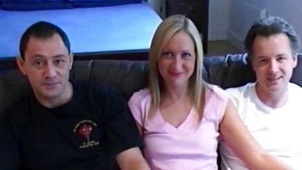 او نشسته بر روی یک صندلی و اسباب بازی تا زمانی فيلم سكس انلاين که او cums